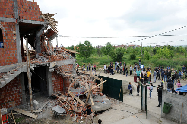 Срушен део нелегалног верског објекта у Земун пољу (ФОТО)